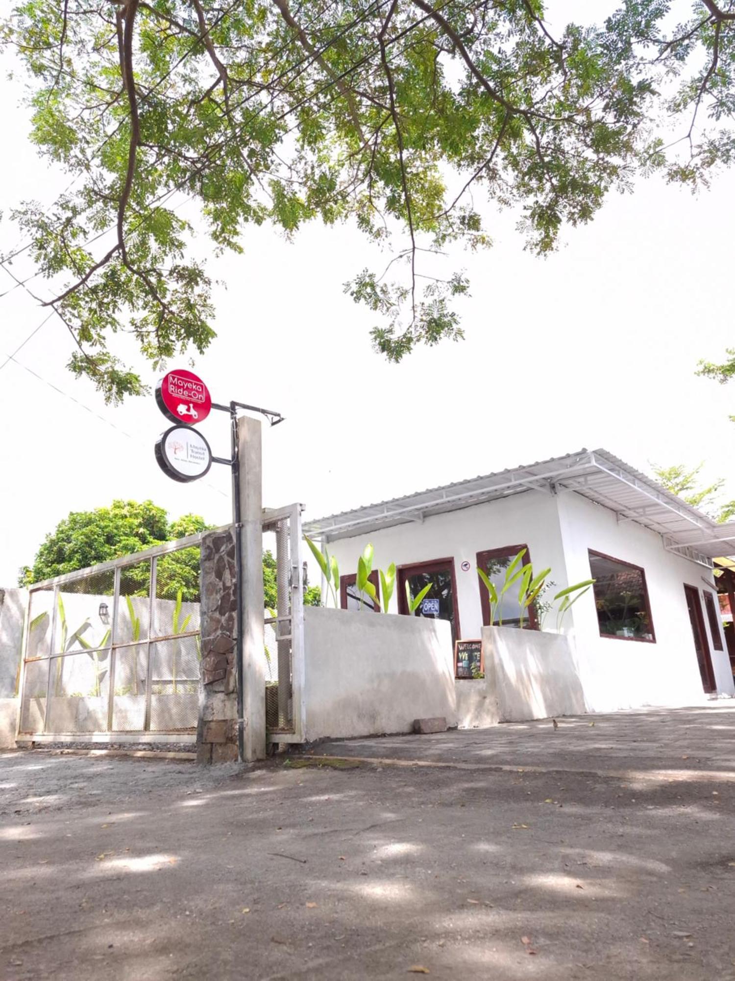 Mayeka Transit Hostel Bandara Internasional Lombok Praya Exterior photo