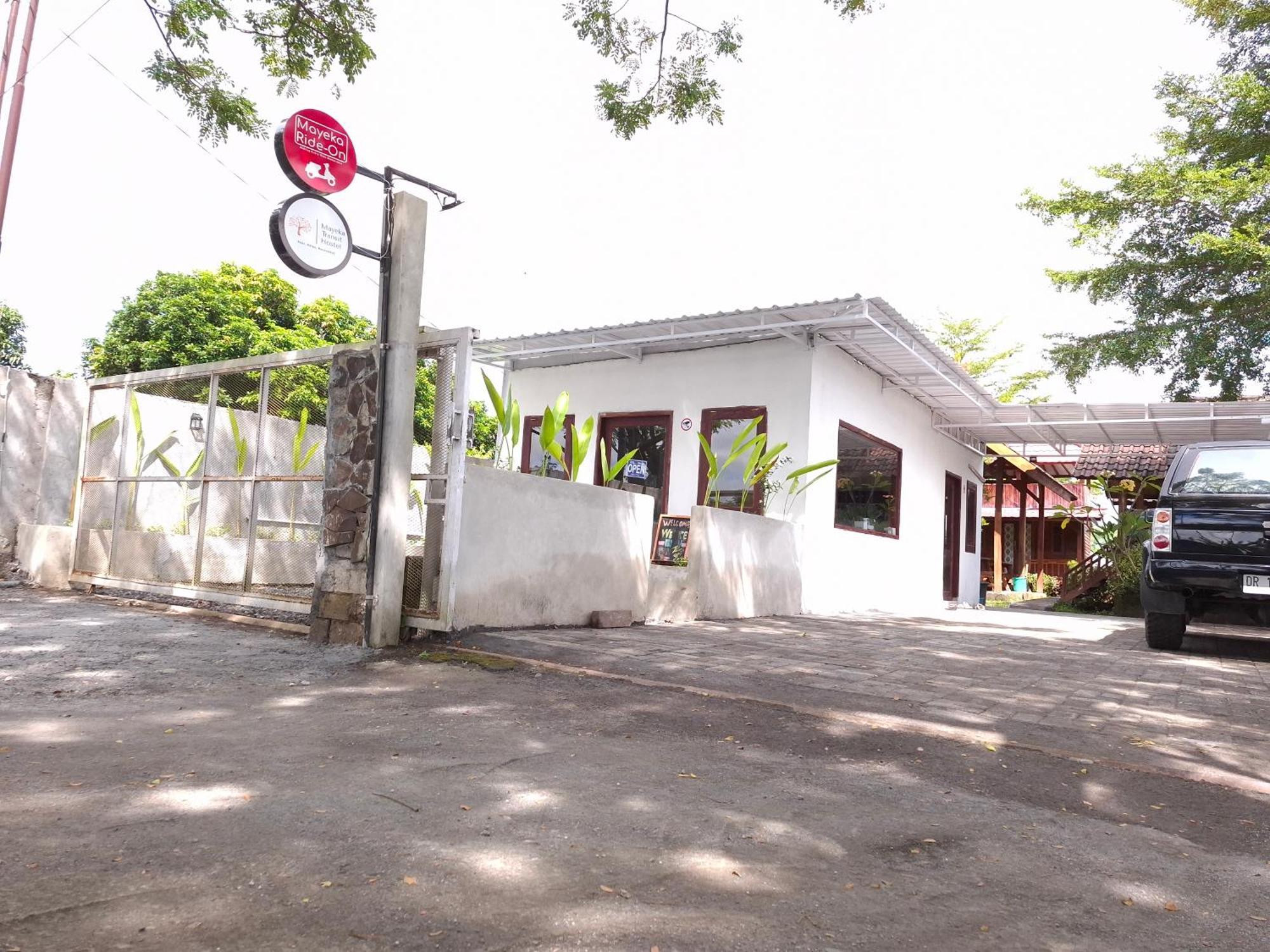 Mayeka Transit Hostel Bandara Internasional Lombok Praya Exterior photo
