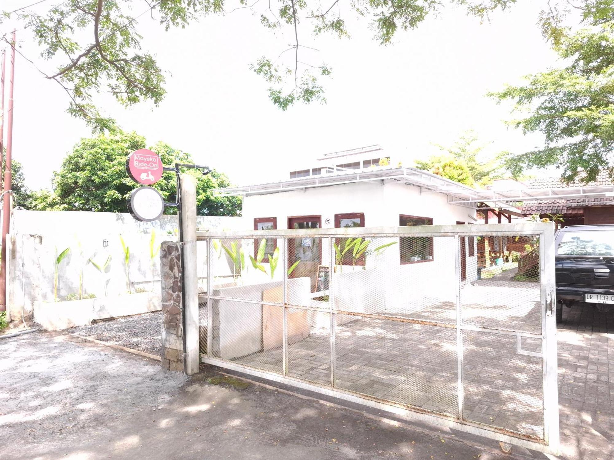Mayeka Transit Hostel Bandara Internasional Lombok Praya Exterior photo